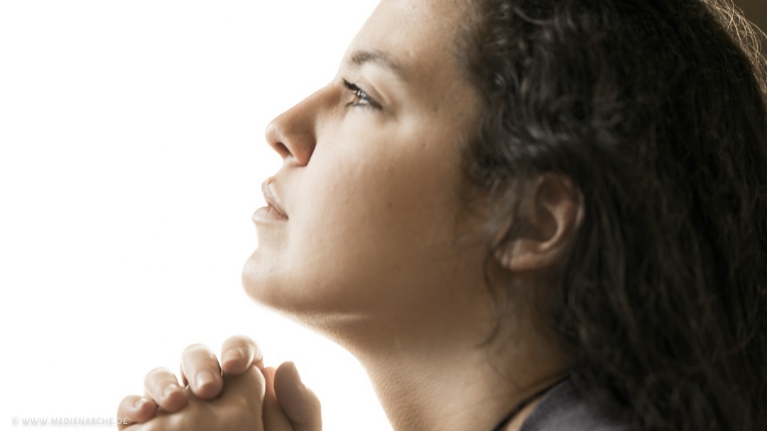 Frau im Gebet